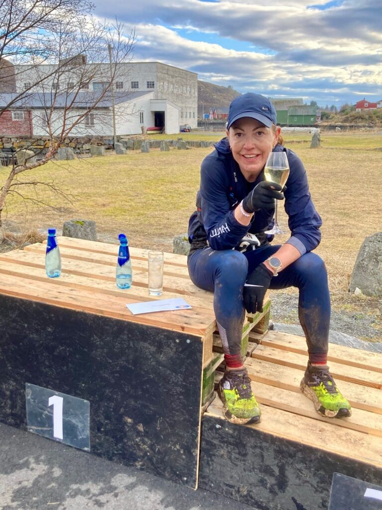 Vinneren av Sandsøya x3, Ingrid Due-Gundersen med champagne i glasset